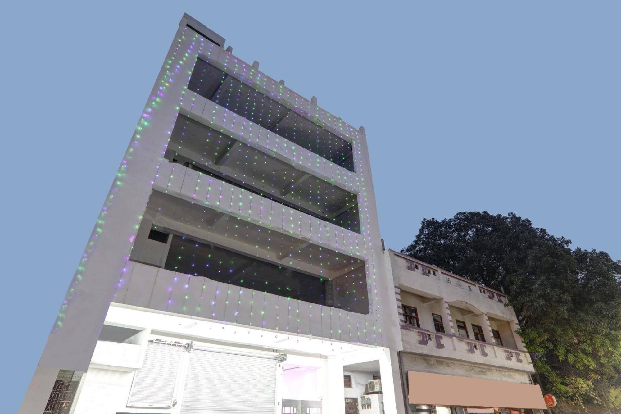 ホテル Super Capital O Townhouse Govinda Royal カーンプル エクステリア 写真